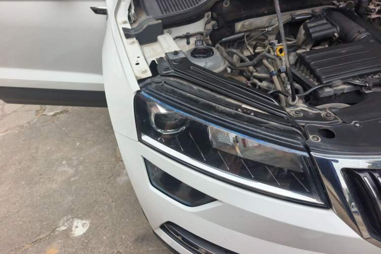 Used Skoda Karoq 2020 TSI280 ZhiXing Flagship Edition China VI Right Front Headlight