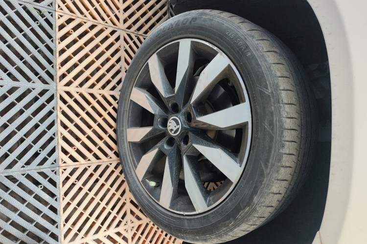 Used Skoda Karoq 2020 TSI280 Luxury Smart Edition China VI Standard Right Front Wheel Hub