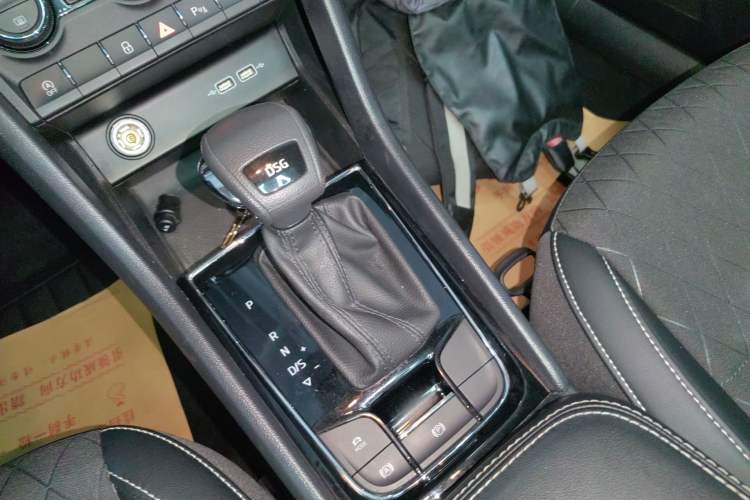 Used Skoda Karoq 2021 TSI280 Luxury Edition Gear Lever
