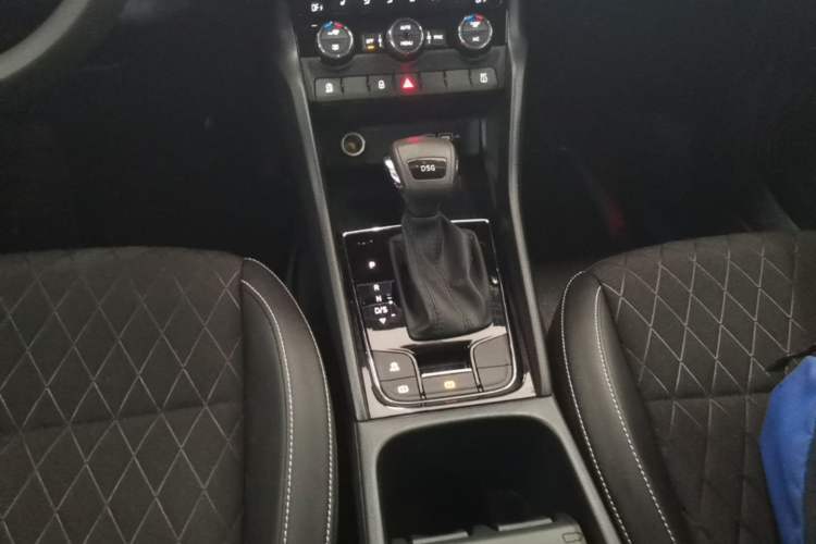 Used Skoda Karoq 2021 TSI280 Technology Edition Gear Lever