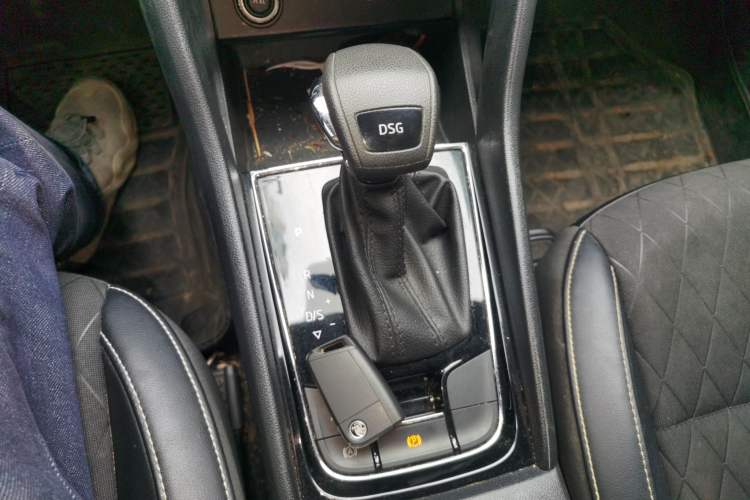 Used Skoda Karoq 2021 TSI280 Technology Edition Gear Lever