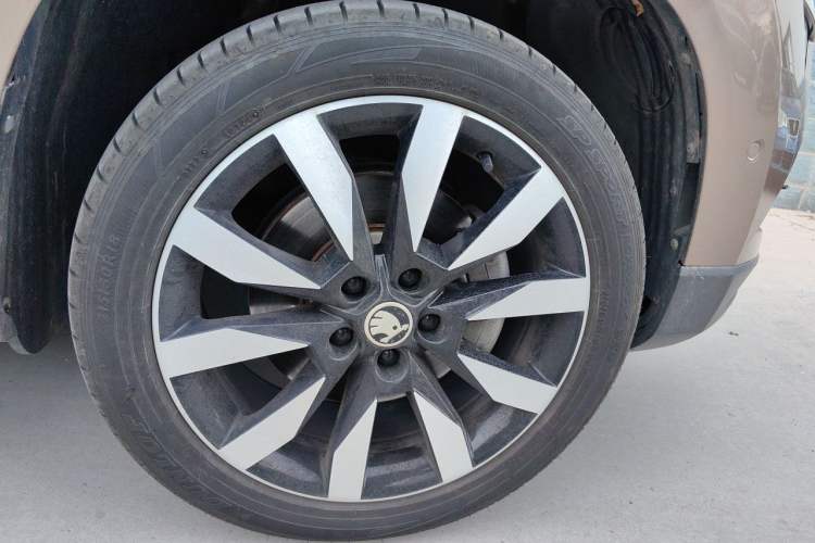 Used Skoda Karoq 2021 TSI280 Luxury Edition Right Front Wheel Hub