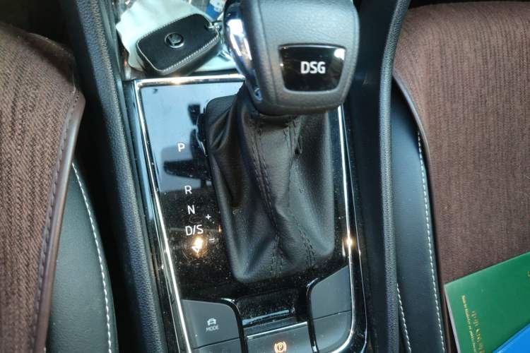 Used Skoda Karoq 2021 TSI280 Luxury Edition Gear Lever