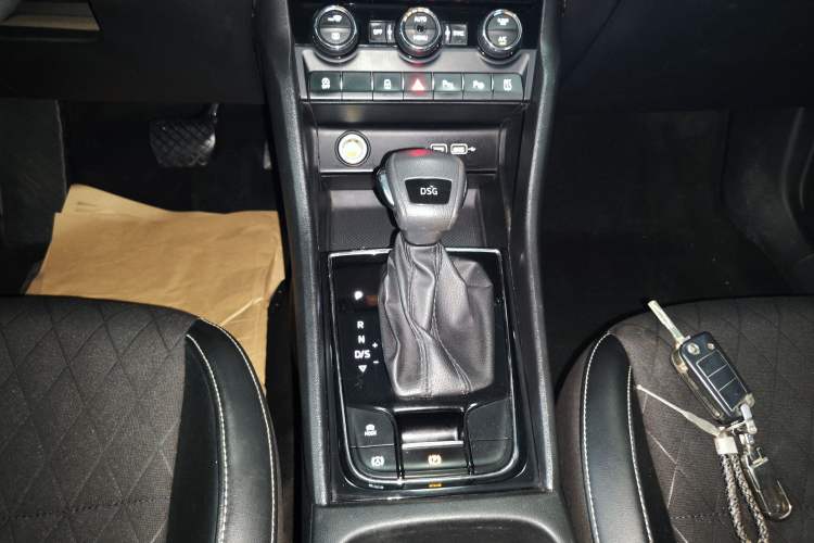 Used Skoda Karoq 2021 TSI280 Luxury Edition Gear Lever