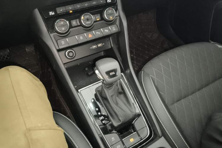 Used Skoda Karoq 2021 TSI280 Luxury Edition Gear Lever