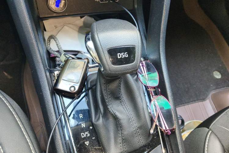 Used Skoda Karoq 2021 TSI280 Luxury Edition Gear Lever