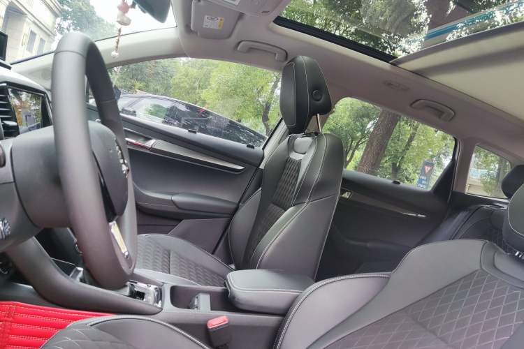 Used Skoda Karoq 2021 TSI280 Luxury Edition Interior 4