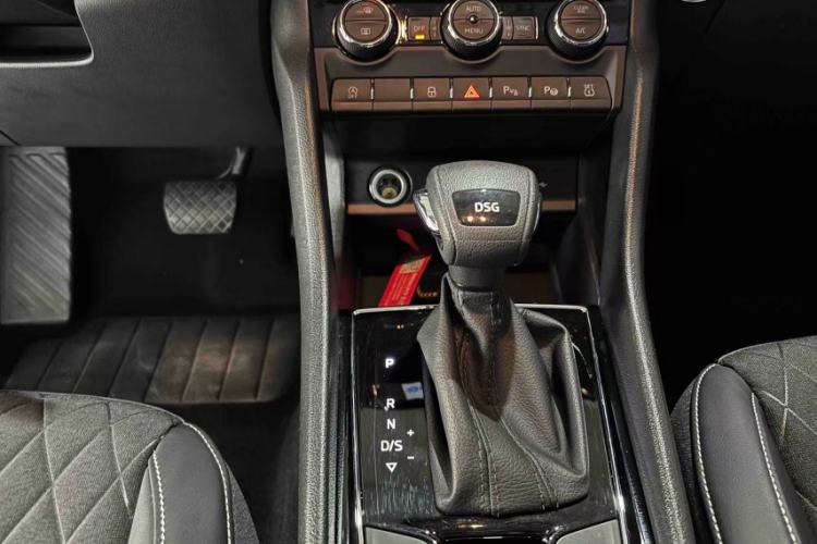 Used Skoda Karoq 2021 TSI280 Luxury Edition Interior 4