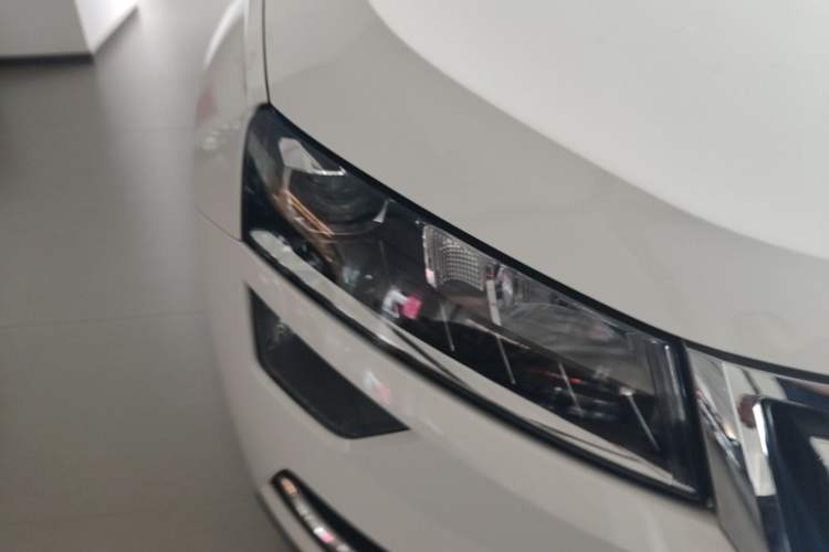 Used Skoda Karoq 2021 TSI280 Technology Edition Right Front Headlight