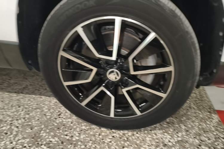 Used Skoda Karoq 2021 TSI280 Technology Edition Right Front Wheel Hub