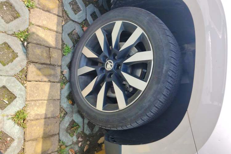 Used Skoda Karoq 2021 TSI280 Luxury Edition Right Front Wheel Hub