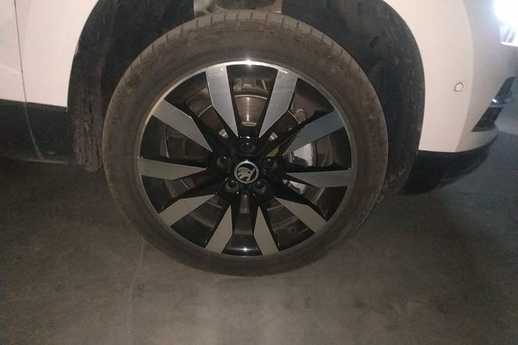 Used Skoda Karoq 2021 TSI280 Luxury Edition Right Front Wheel Hub