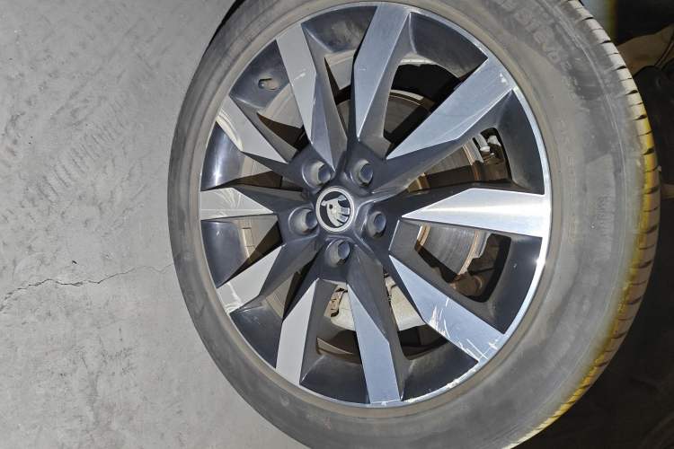 Used Skoda Karoq 2021 TSI280 Luxury Edition Right Front Wheel Hub