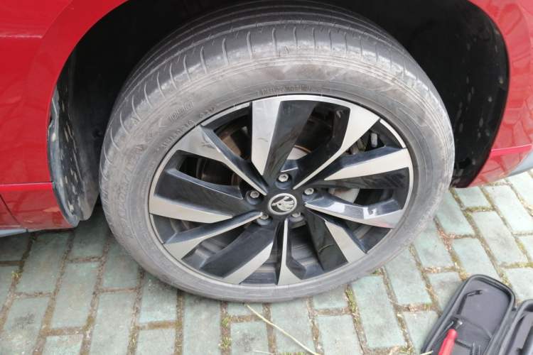 Used Skoda Karoq 2022 TSI280 Luxury Edition Right Front Wheel Hub