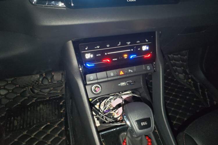Used Skoda Karoq 2022 TSI280 Premium Edition Audio And AC Panel