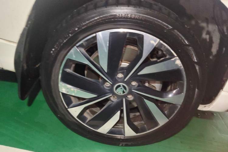 Used Skoda Karoq 2022 TSI280 Luxury Edition Right Front Wheel Hub
