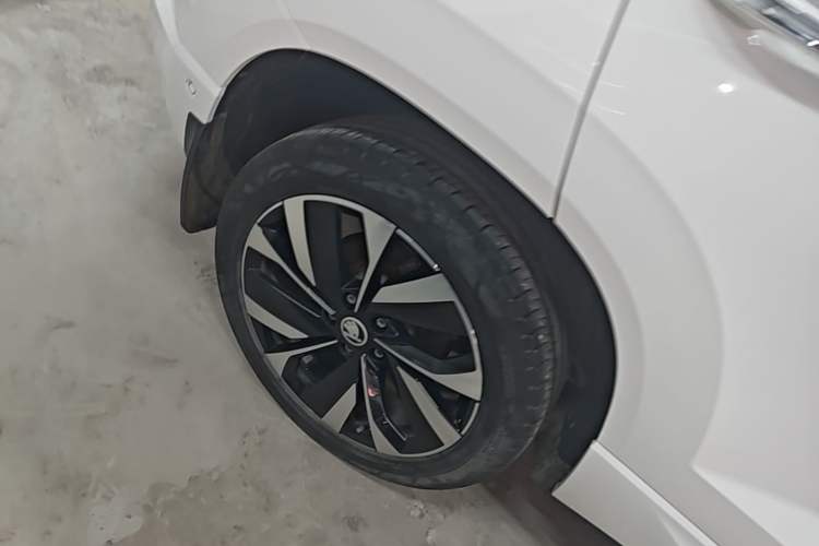 Used Skoda Karoq 2022 Restyled TSI280 Luxury Edition Right Rear Wheel Hub
