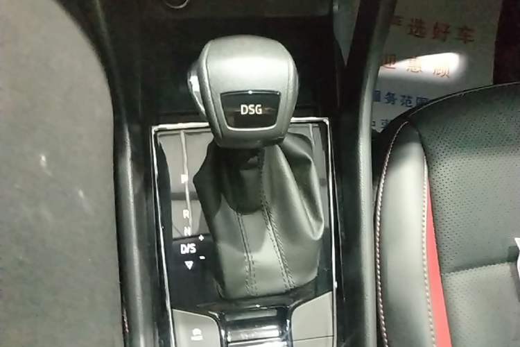 Used Skoda Karoq 2025 TSI280 Luxury Edition Gear Lever