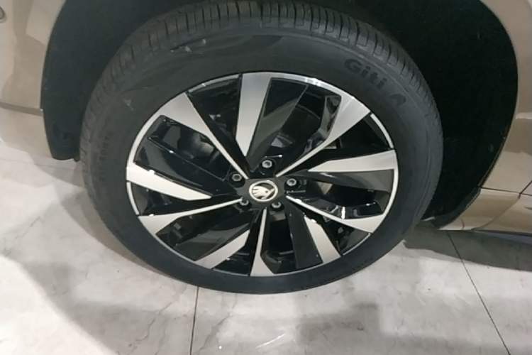 Used Skoda Karoq 2025 TSI280 Luxury Edition Left Front Wheel Hub