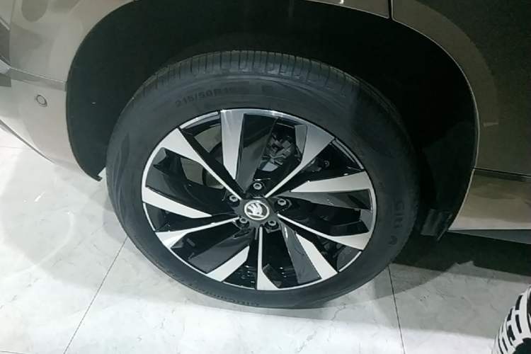 Used Skoda Karoq 2025 TSI280 Luxury Edition Right Rear Wheel Hub