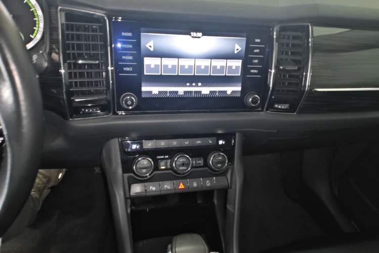 Used Skoda Kodiaq 2017 TSI330 7-Seater Two-Wheel-Drive Luxury Tech Edition Audio And AC Panel