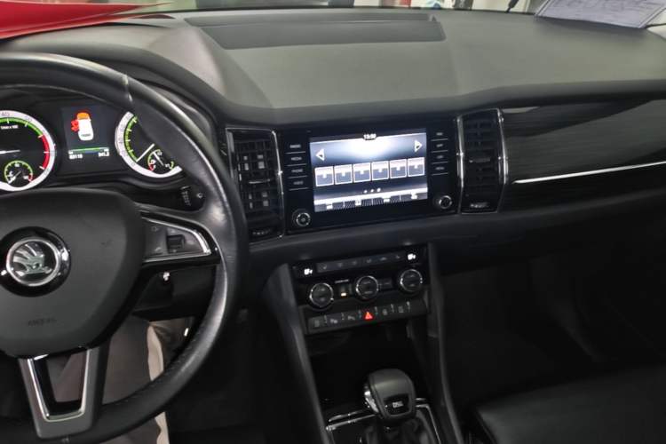 Used Skoda Kodiaq 2017 TSI330 7-Seater Two-Wheel-Drive Luxury Tech Edition Center Console