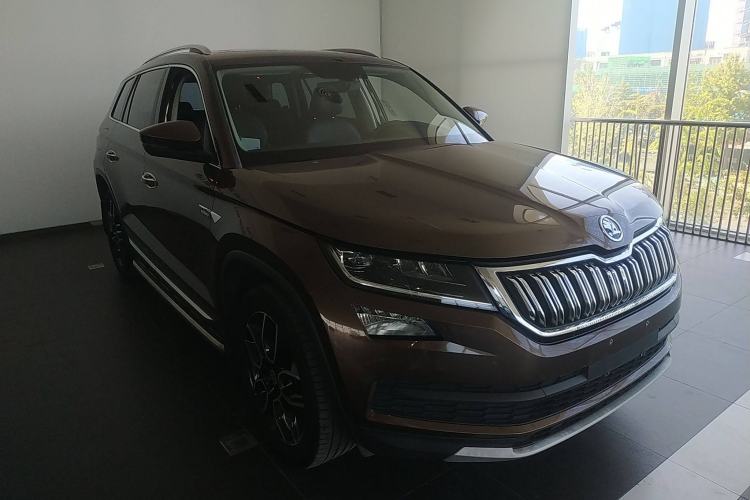 Used Skoda Kodiaq 2017 TSI330 7-Seater Two-Wheel-Drive Luxury Edition Front Right 45 Deg
