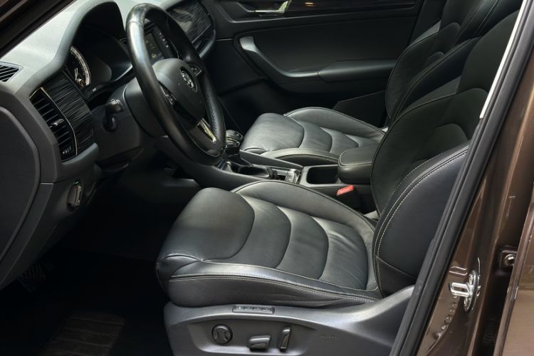Used Skoda Kodiaq 2017 TSI330 7-Seater Two-Wheel-Drive Luxury Tech Edition Interior 2