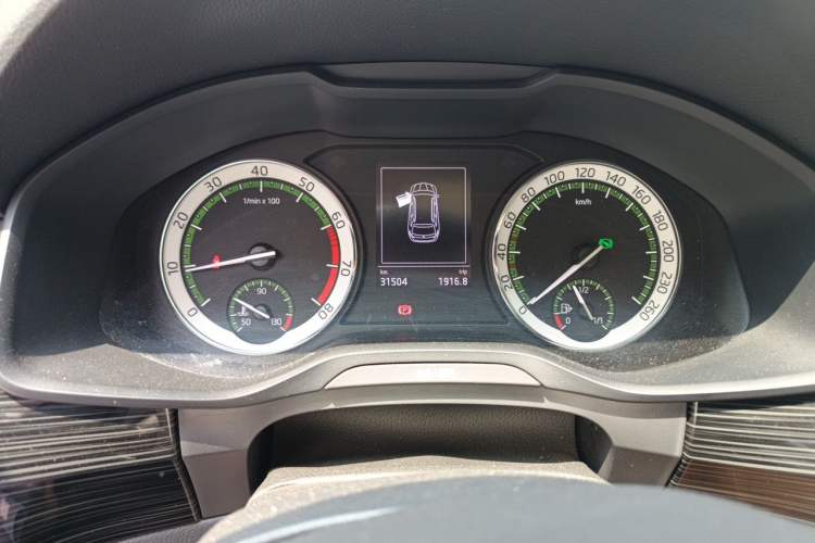 Used Skoda Kodiaq 2017 TSI330 7-Seater Two-Wheel-Drive Luxury Edition Odometer Close Up