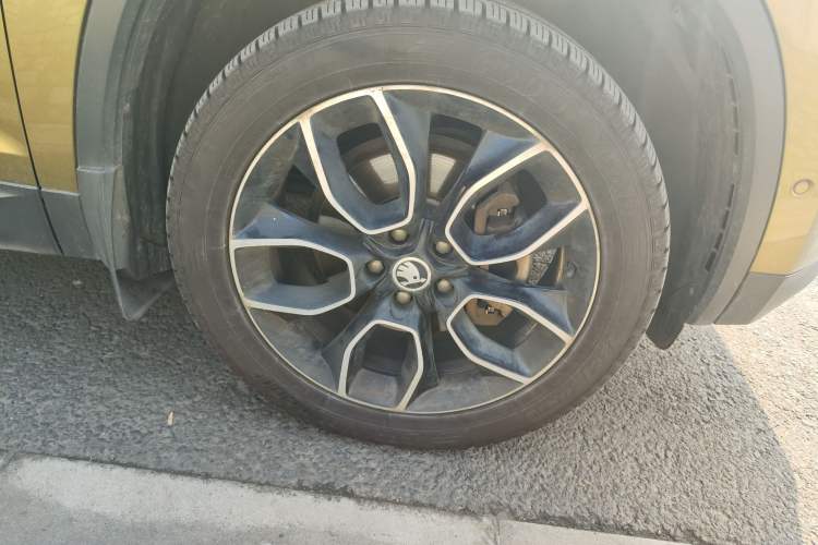 Used Skoda Kodiaq 2017 TSI380 7-Seater Four-Wheel-Drive Flagship Edition Right Front Wheel Hub