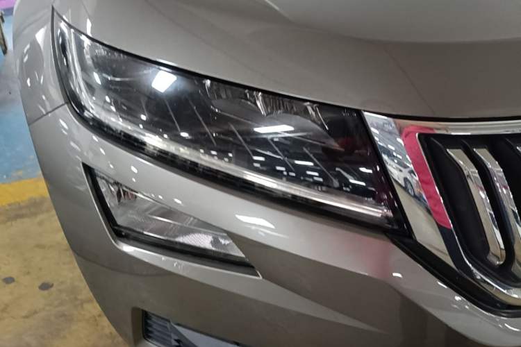 Used Skoda Kodiaq 2017 TSI330 7-Seater Two-Wheel-Drive Luxury Tech Edition Right Front Headlight