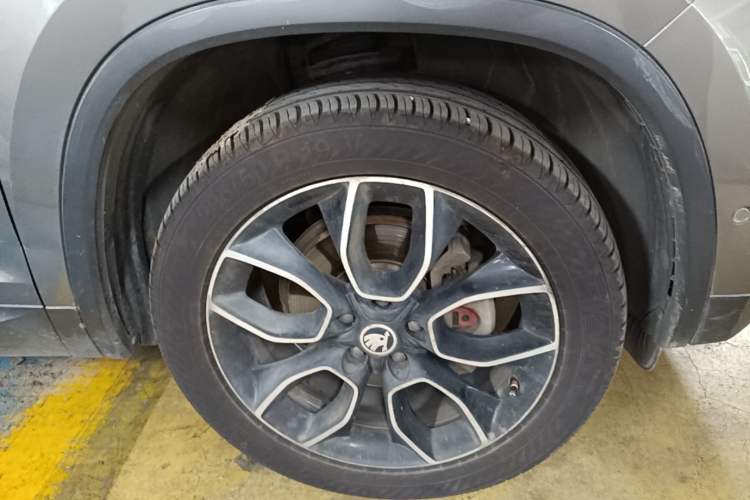 Used Skoda Kodiaq 2017 TSI330 7-Seater Two-Wheel-Drive Luxury Tech Edition Right Front Wheel Hub