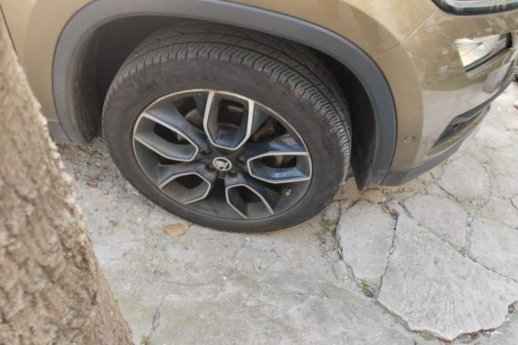 Used Skoda Kodiaq 2017 TSI380 7-Seater Four-Wheel-Drive Flagship Edition Right Front Wheel Hub