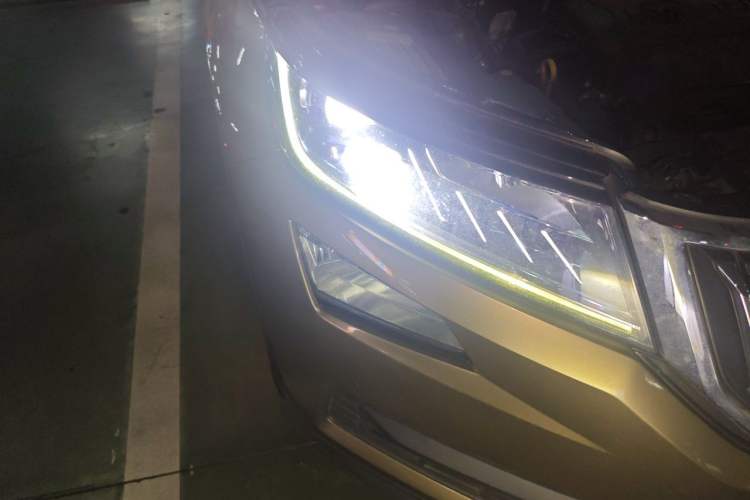 Used Skoda Kodiaq 2017 TSI330 7-Seater Two-Wheel-Drive Luxury Edition Right Front Headlight