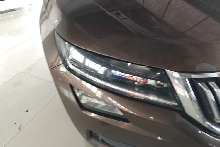 Used Skoda Kodiaq 2017 TSI330 7-Seater Two-Wheel-Drive Luxury Edition Right Front Headlight