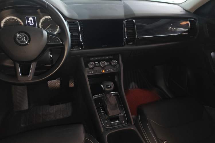 Used Skoda Kodiaq 2017 TSI330 7-Seater Two-Wheel-Drive Luxury Edition Audio And AC Panel