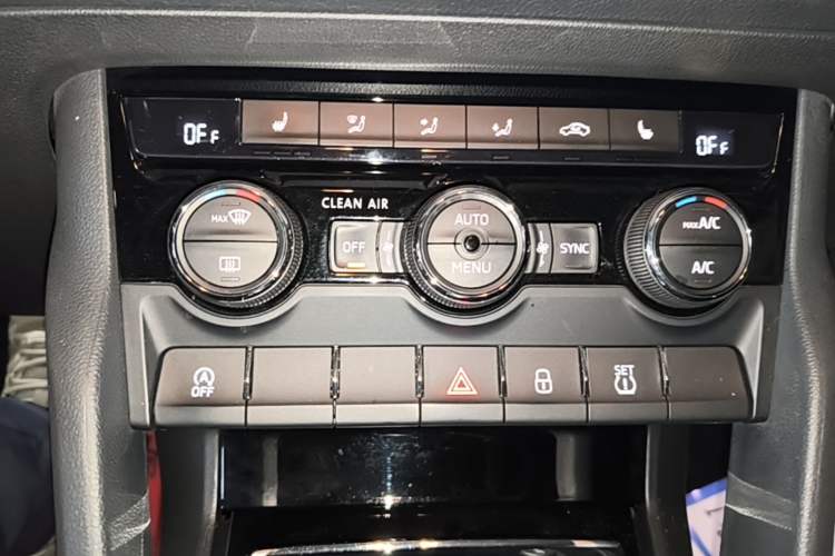 Used Skoda Kodiaq 2017 TSI330 7-Seater Two-Wheel-Drive Luxury Edition Audio And AC Panel