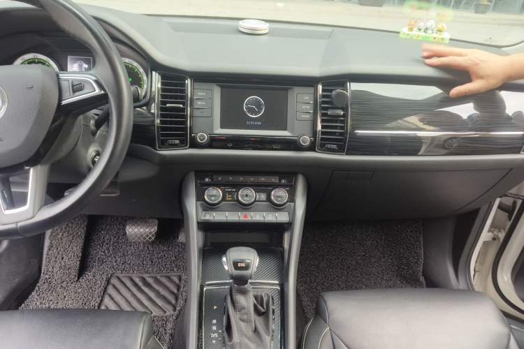 Used Skoda Kodiaq 2017 TSI330 7-Seater Two-Wheel-Drive Luxury Edition Audio And AC Panel