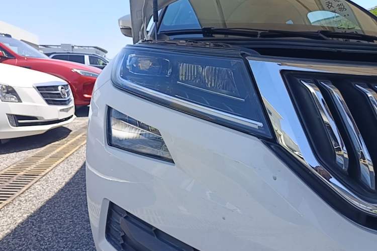 Used Skoda Kodiaq 2017 TSI330 7-Seater Two-Wheel-Drive Luxury Edition Right Front Headlight