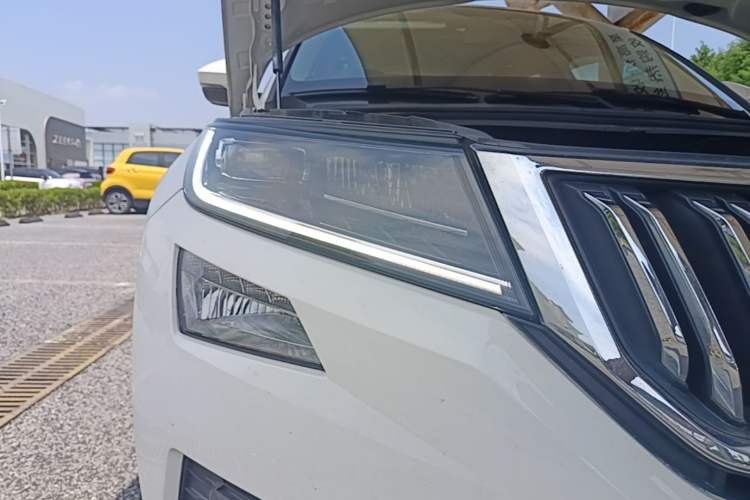 Used Skoda Kodiaq 2017 TSI330 7-Seater Two-Wheel-Drive Luxury Edition Right Front Headlight