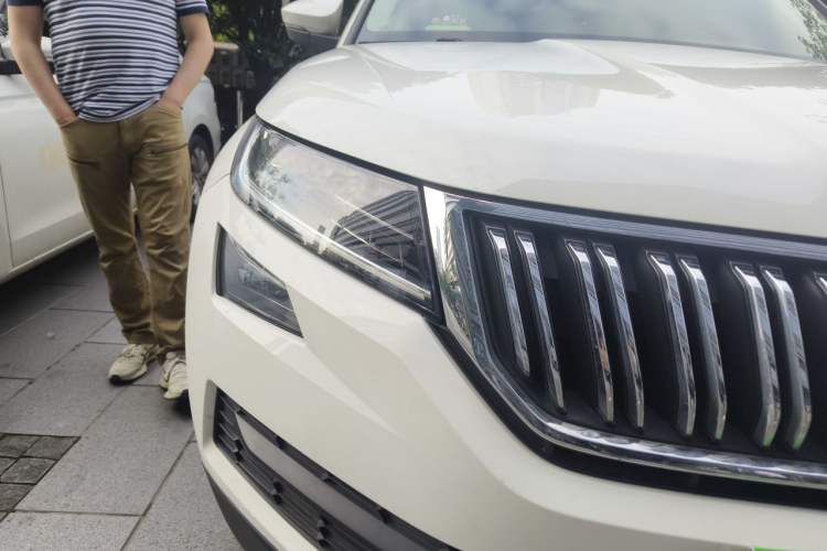 Used Skoda Kodiaq 2017 TSI330 7-Seater Two-Wheel-Drive Luxury Edition Right Front Headlight