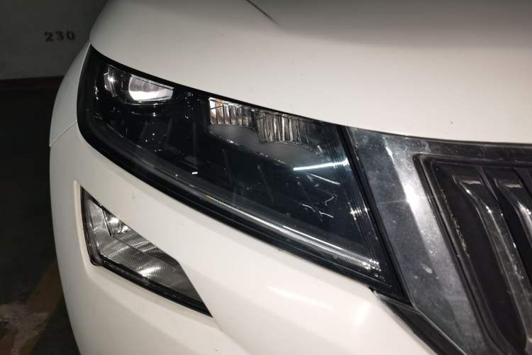 Used Skoda Kodiaq 2017 TSI330 7-Seater Two-Wheel-Drive Luxury Edition Right Front Headlight
