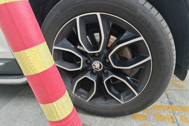 Used Skoda Kodiaq 2017 TSI380 7-Seater Four-Wheel-Drive Flagship Edition Right Front Wheel Hub