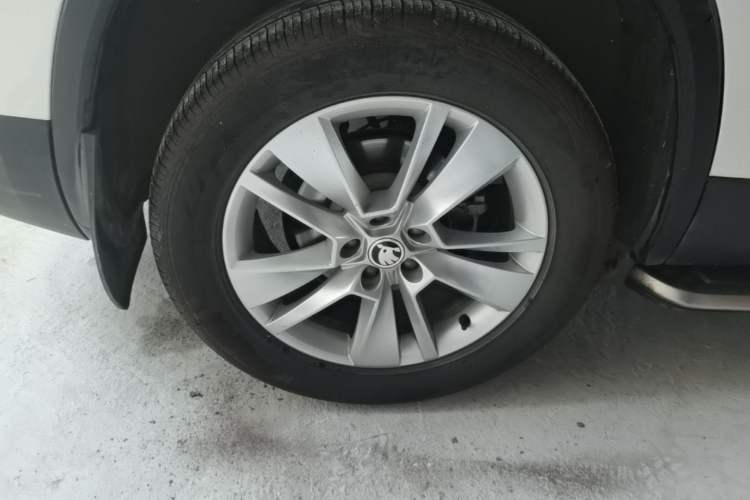 Used Skoda Kodiaq 2017 TSI330 7-Seater Two-Wheel-Drive Luxury Edition Right Rear Wheel Hub