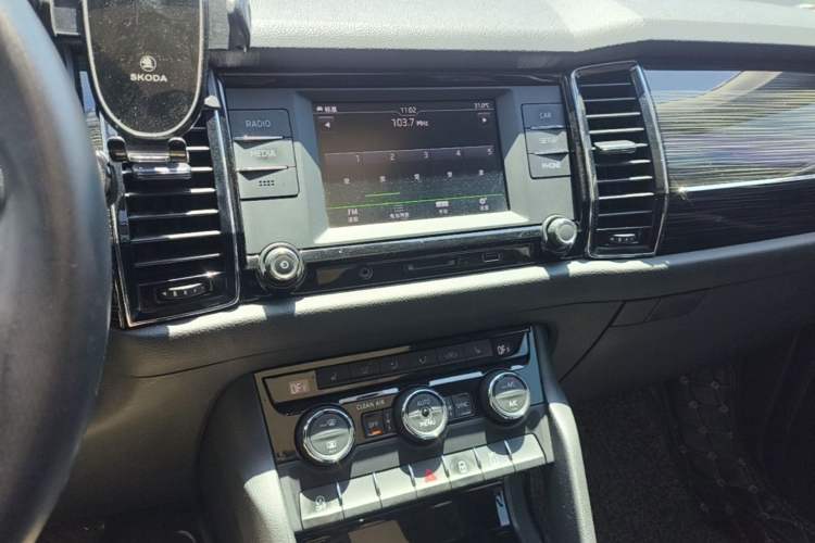 Used Skoda Kodiaq 2017 TSI330 7-Seater Two-Wheel-Drive Luxury Edition Audio And AC Panel