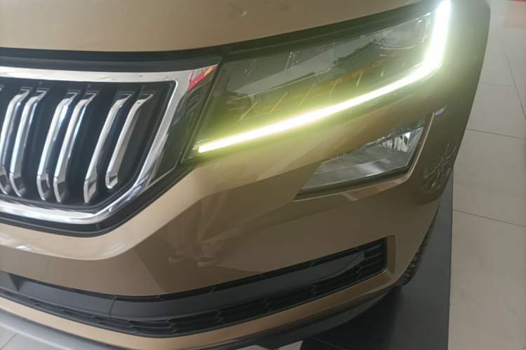 Used Skoda Kodiaq 2017 TSI330 7-Seater Two-Wheel-Drive Luxury Edition Left Front Headlight