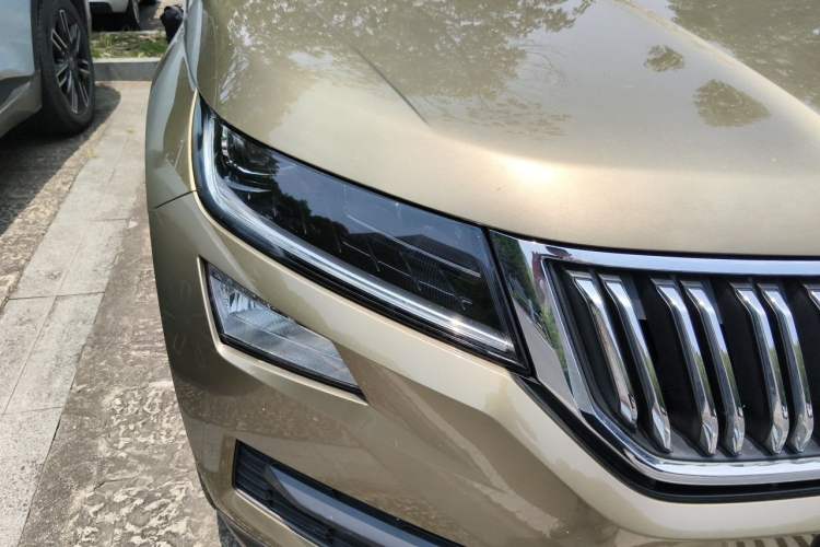 Used Skoda Kodiaq 2017 TSI330 7-Seater Two-Wheel-Drive Luxury Edition Right Front Headlight