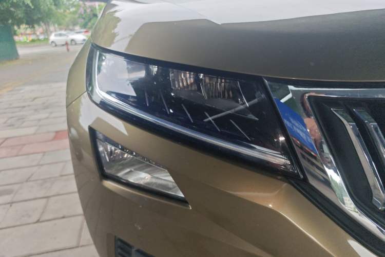 Used Skoda Kodiaq 2017 TSI330 7-Seater Two-Wheel-Drive Luxury Edition Right Front Headlight