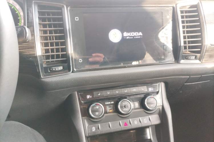 Used Skoda Kodiaq 2018 Facelifted TSI330 5-Seater Two-Wheel-Drive Luxury Enjoyment Edition Audio And AC Panel