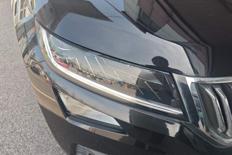 Used Skoda Kodiaq 2018 Restyled TSI330 7-Seater Two-Wheel Drive Luxury Tech Edition Right Front Headlight